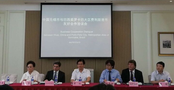 无锡市王进健副市长（左三）、橙宝公司创始人吴坚女士（左一）等出席会议
